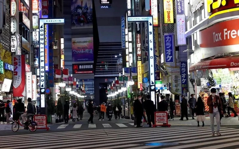 Người bộ hành trên đường phố Tokyo. Ảnh: RFI.