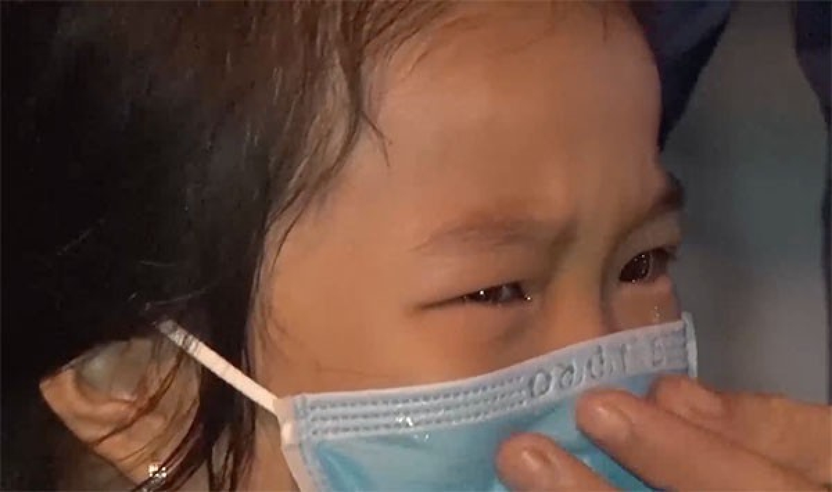 Chỉ dám đứng xa nhìn mẹ cho đỡ nhớ, con gái Đại úy Cảnh sát Mai Thị Bích Thuận khóc rưng rức (ảnh: Thành Long/VOV-miền Trung)