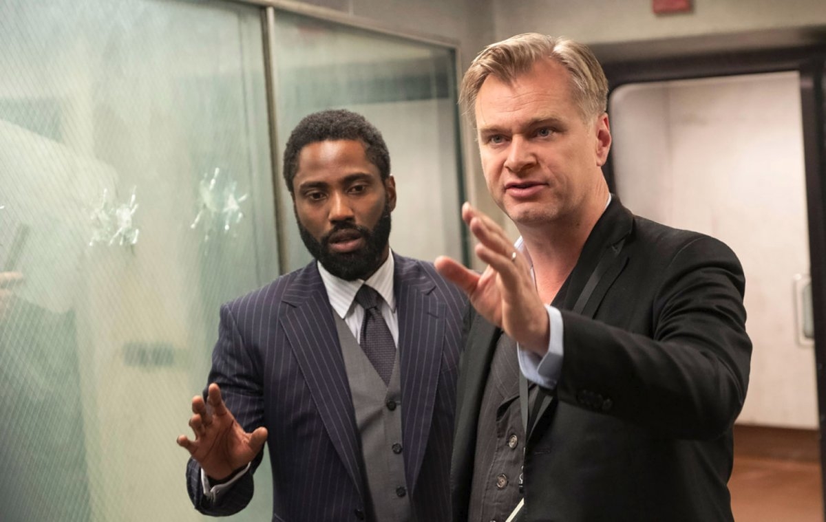 Christopher Nolan nỗ lực thúc đẩy ngành công nghiệp điện ảnh trở lại trạng thái bình thường nhưng không thành công.