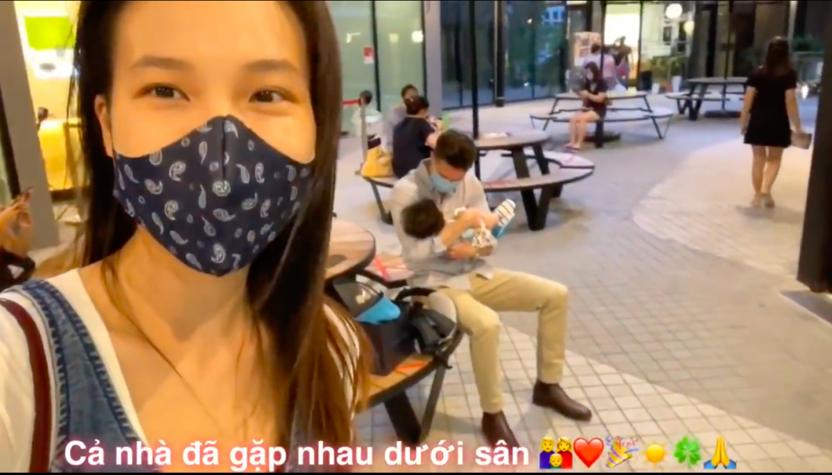 Sau chuyến bay gần 2 tiếng, mẹ con MC Hoàng Oanh đã đoàn tụ với ông xã Jack Cole.