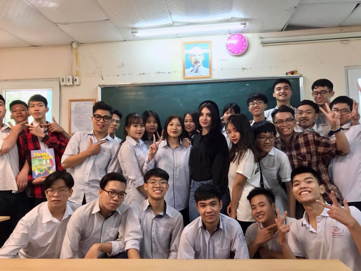 Cô giáo Xheni giữa vòng vây học trò./.