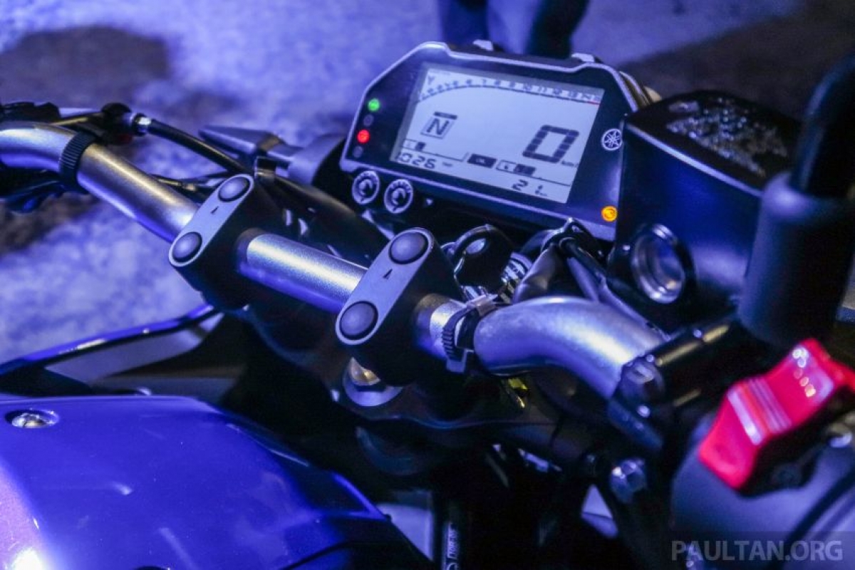 Với trọng lượng 165 kg, chiếc MT-25 có 2 lựa chọn màu sắc bao gồm Ice Fluo và Yamaha Blu và những khách hàng mua chiếc xe thể thao naked của Yamaha sẽ nhận được một móc chìa khóa cụ thể của Royal Selangor.