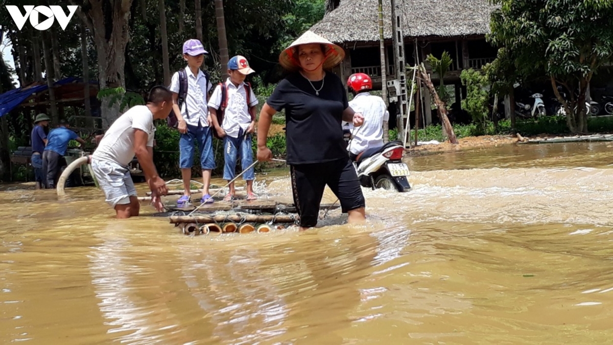 Nhọc nhằn vượt dòng lũ.