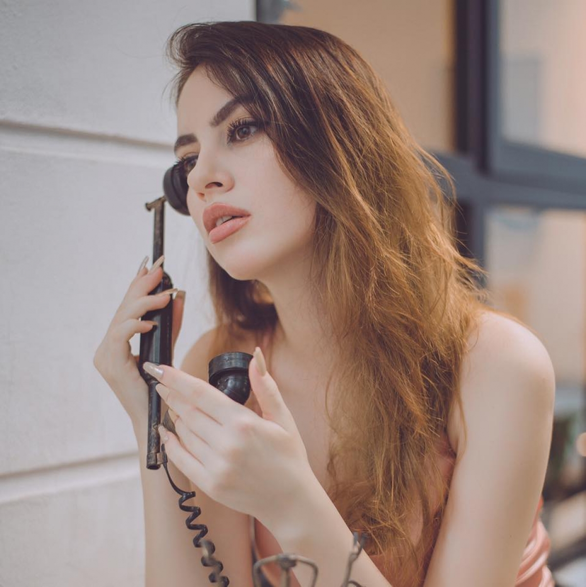 Giáo viên nước ngoài trong những bức hình gây bão này tên thật là Xheni Alicanaj, sinh năm 1998, quốc tịch Albania.