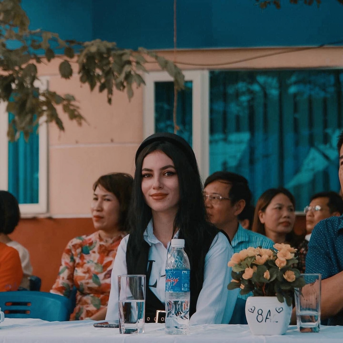 Mới đây, hình ảnh cô giáo Tây xinh đẹp trong ngày khai giảng tại trường THCS - THPT Hà Thành (Hà Nội) đã gây "sốt" mạng xã hội.