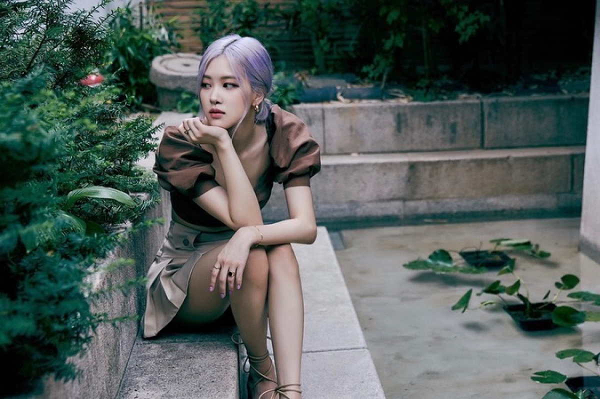 Không còn đóng khung phong cách với những bộ cánh ngọt ngào, Rosé dần chuyển mình sang phong cách gợi cảm, quyến rũ. 