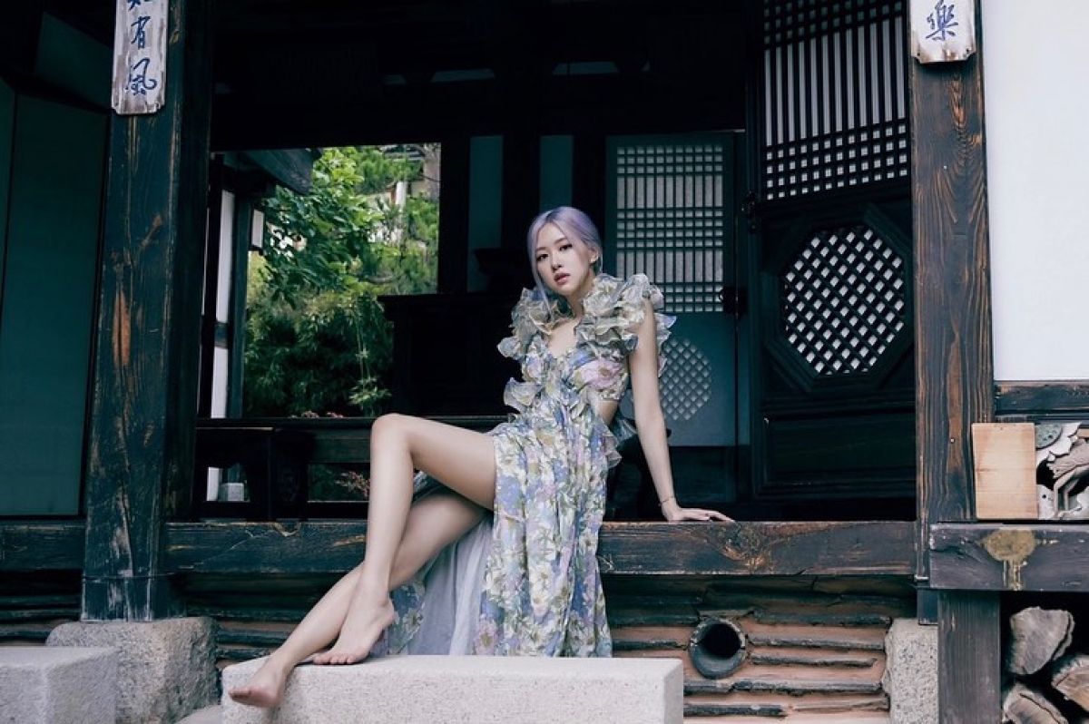 Nữ ca sĩ hiện đang là gương mặt được nhiều thương hiệu thời trang và tạp chí săn đón.