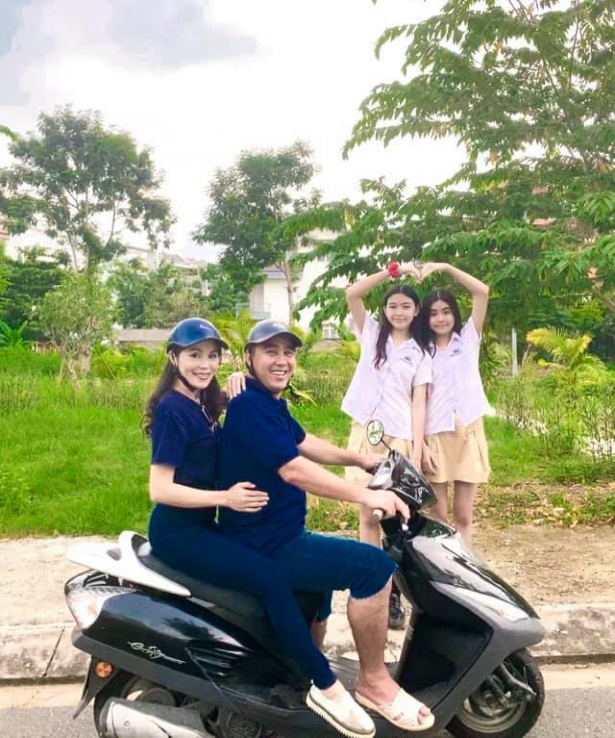 Gia đình MC Quyền Linh và vợ.