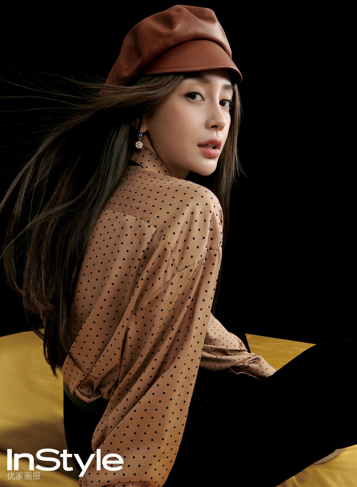 Đụng áo với Jisoo (BLACKPINK), bà mẹ một con không hề bị lấn át bởi khả năng phối đồ sáng tạo. Cô diện áo blouse hoạ tiết chấm bi với quần đen ống rộng, nhấn nhá cùng phụ kiện mũ beret. 