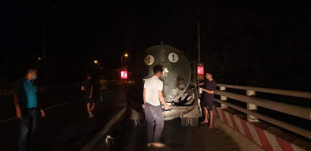 Lực lượng chức năng phát hiện xe bồn xả thải trộm ngay trong đêm.