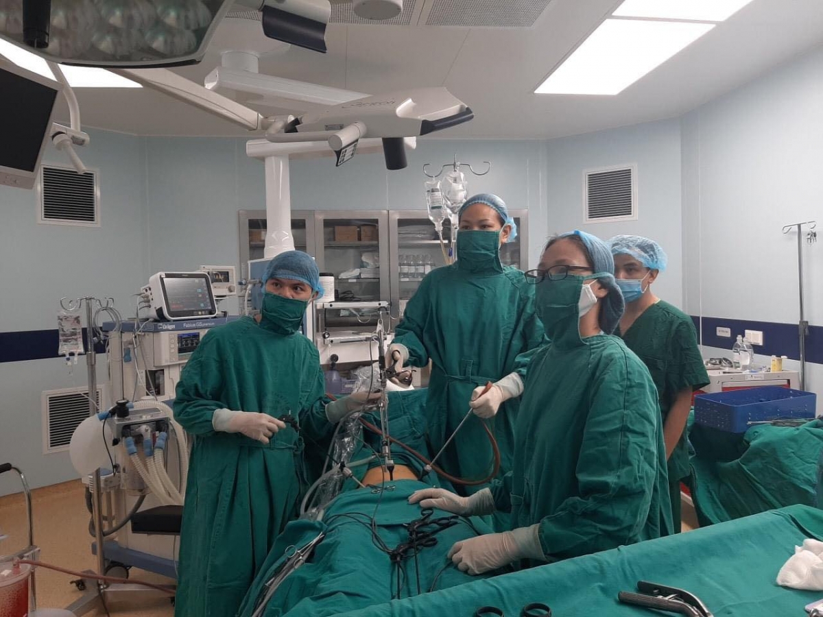Các bác sĩ thực hiện phẫu thuật nội soi loại bỏ khối chửa kẽ.