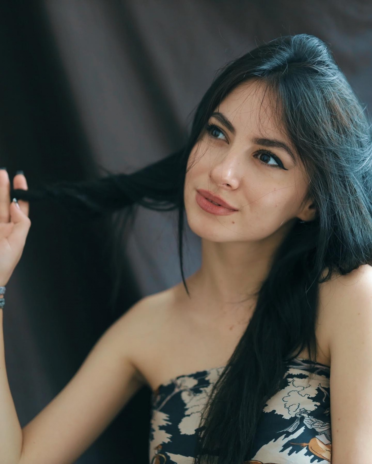 Có công việc ổn định tại quê nhà, xong Xheni mong muốn khám phá và di chuyển mọi mảnh đất mới lạ.