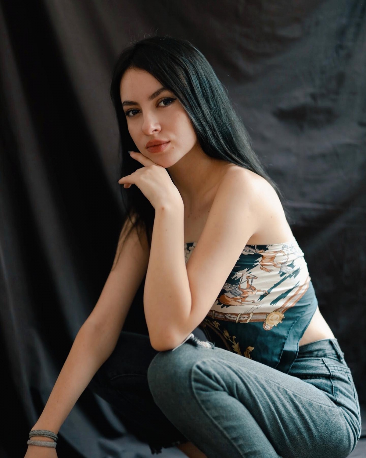 Khi đến Việt Nam, cơ duyên và tình yêu đất nước, con người Việt Nam đã khiến Xheni quyết định ở lại đây để làm việc và khám phá cuộc sống.