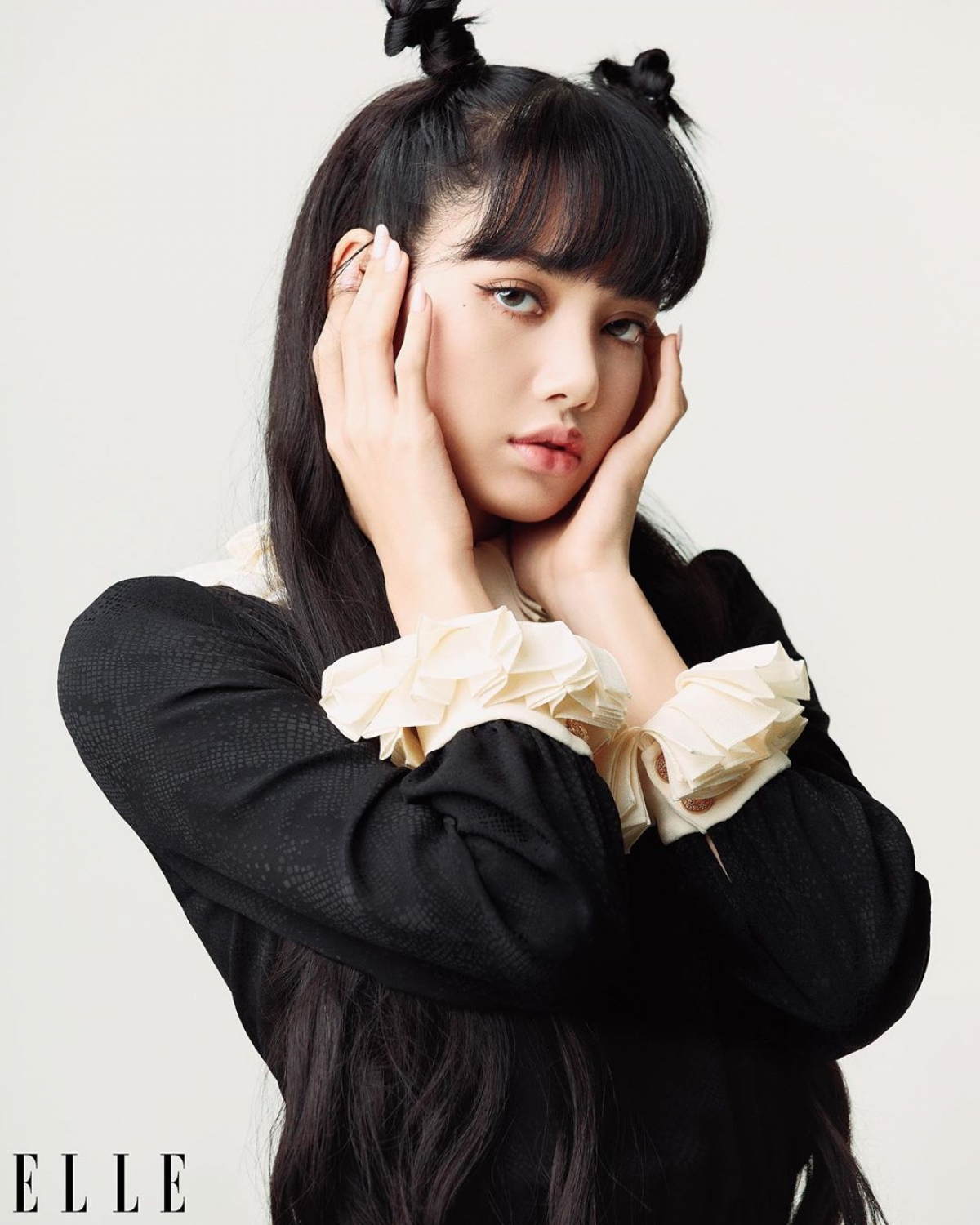 "Em út" Lisa nổi bật với phong cách thời trang cá tính. Nữ rapper hoá thành tiểu thư tinh nghịch trong những thiết kế đầm mới nhất của Hedi Slimane. Mái tóc đen dài thướt tha tô điểm thêm vẻ dịu dàng cho Lisa. 
