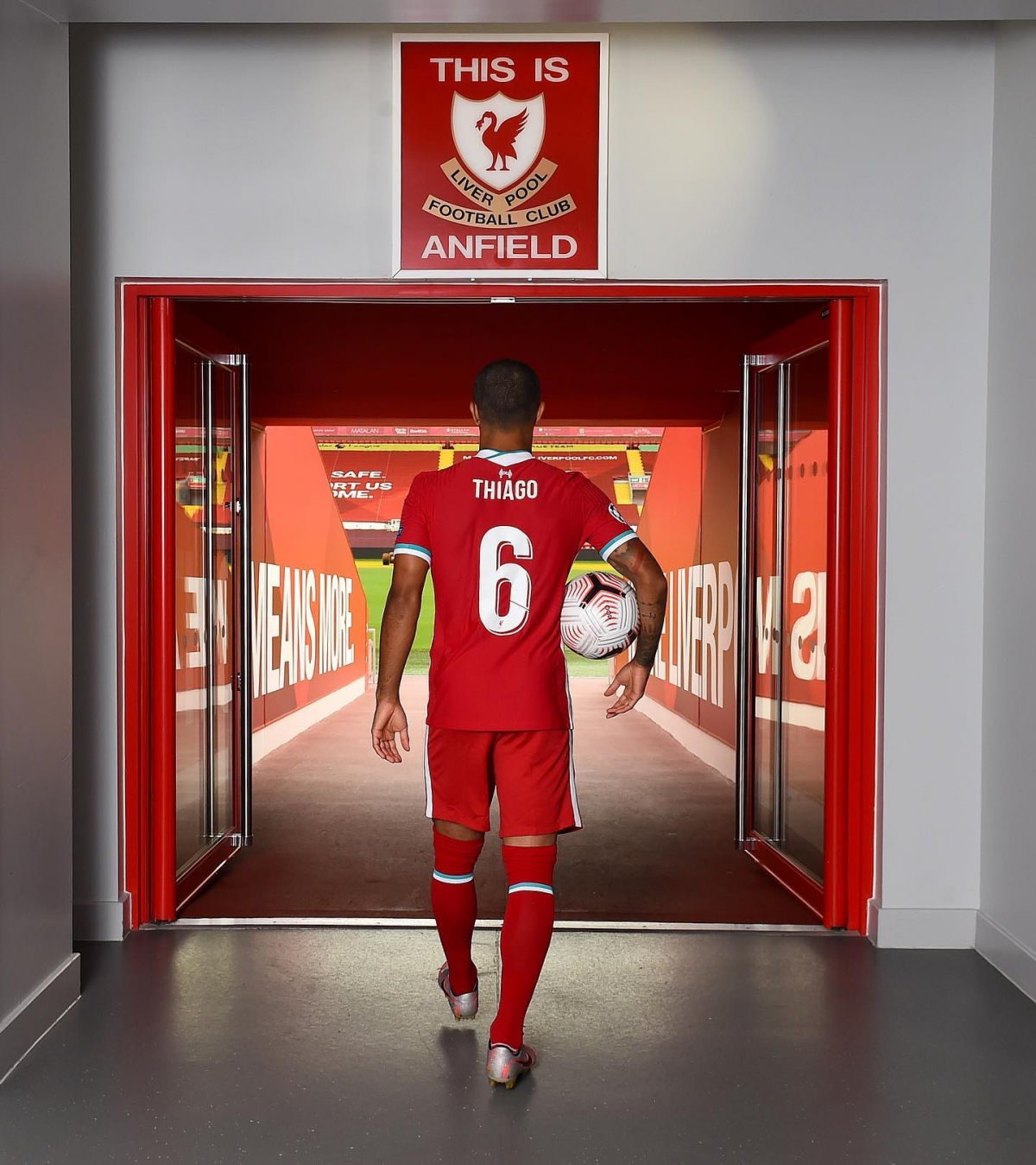 Tiền vệ người Tây Ban Nha vẫn khoác chiếc áo số 6 quen thuộc khi cập bến sân Anfield.