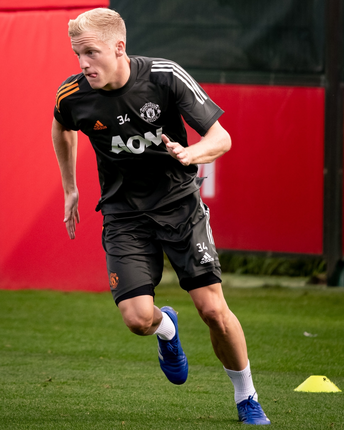 Tân binh Van De Beek đã chơi ấn tượng trong trận ra mắt trước Aston Villa.
