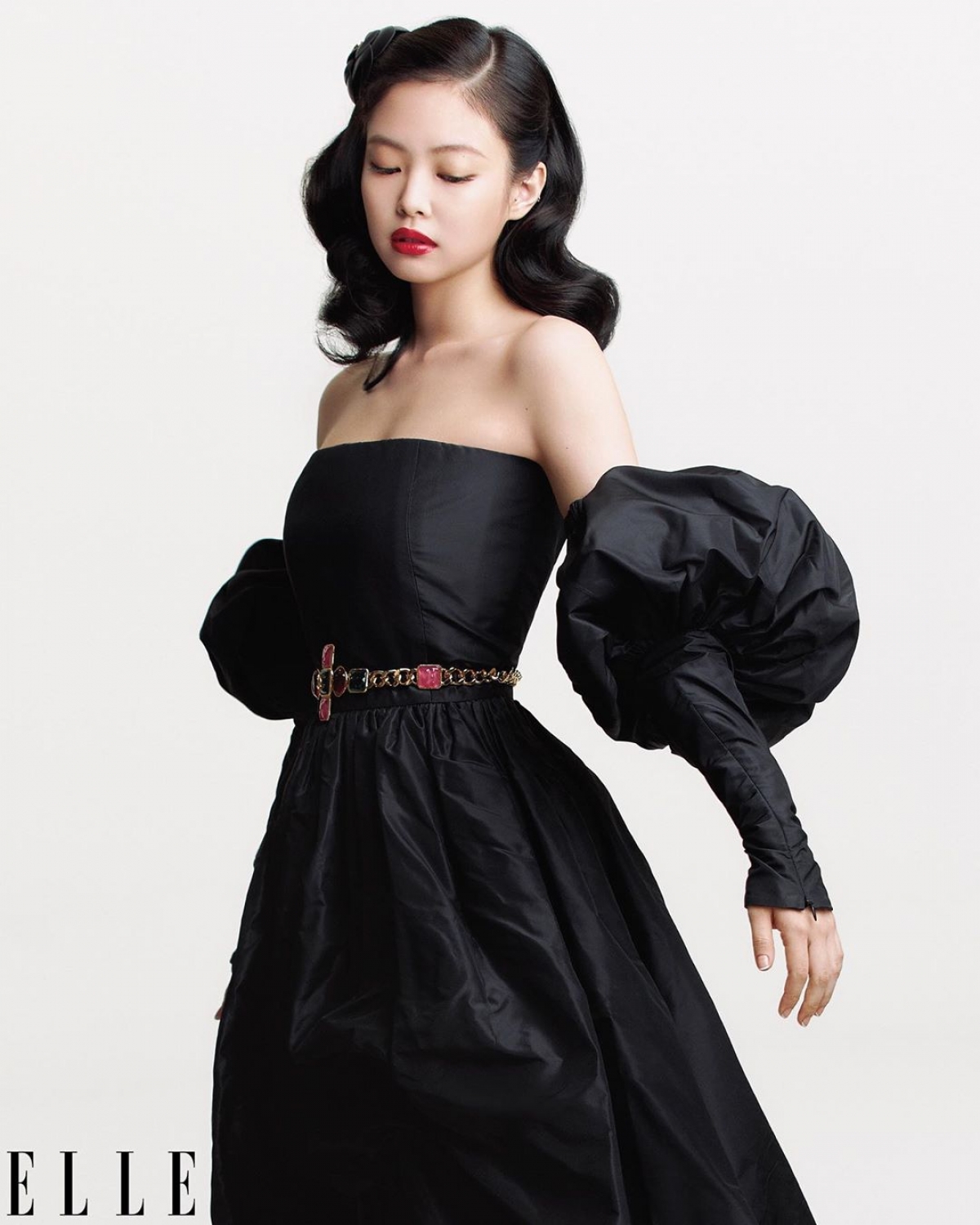 "Công chúa YG" Jennie lại mang đến vẻ đẹp cổ điển, sang trọng với đầm bồng bềnh trong bộ sưu tập Thu/ Đông của nhà mốt Chanel. Đặc biệt phụ kiện hoa trà đặc trưng của thương hiệu, có giá 900 USD.  