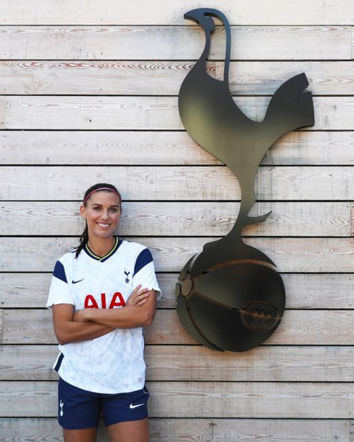 Trước khi đội nam Tottenham chính thức đón Gareth Bale thì đội nữ Tottenham đã "nổ" bom tấn mang tên Alex Morgan.
