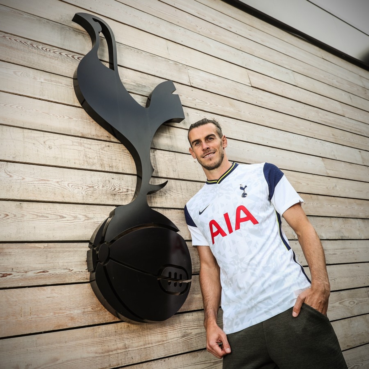 Tottenham mượn Gareth Bale từ Real Madrid với bản hợp đồng có thời hạn 1 năm.