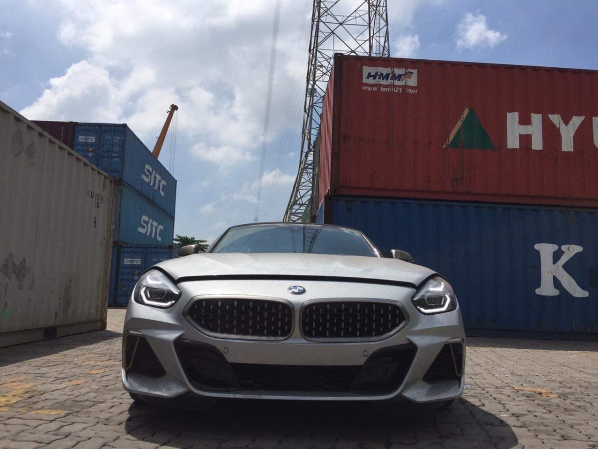 Ở ngoại thất, chiếc Z4 đời mới này sở hữu màu sơn Glacier Silver Metallic đẹp mắt, kết hợp cùng bộ mâm năm chấu kép được sơn xám mờ, tạo cho xe thêm phần thể thao. 