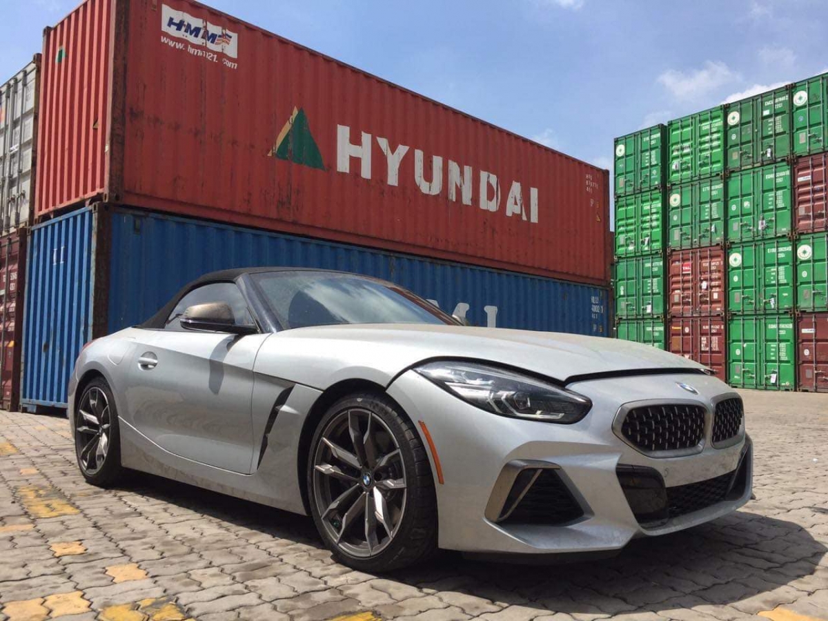Mới đây, một chiếc BMW Z4 thế hệ mới vừa được "khui công" tại một cảng biển tại phía Nam nước ta. Chiếc Z4 này được đưa về nước thông qua một đơn vị nhập khẩu tư nhân. 