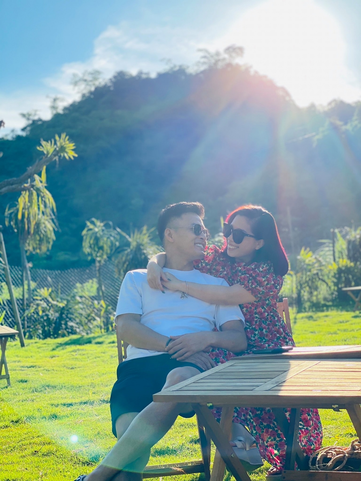 Mới đây, trên trang cá nhân, nam diễn viên Hồng Đăng đã nhắn nhủ những lời ngọt ngào đến vợ: "19 năm về trước em nhận lời yêu anh... Từng đó thời gian cũng chẳng là gì so với thế hệ phụ huynh mình, nhưng rõ ràng 1 điều 19 năm đó ta đã có thời gian vui nhiều hơn là buồn... Và cũng cùng nhau vượt qua bao biến cố... Hãy luôn bên anh nhé cô bạn cùng phòng".