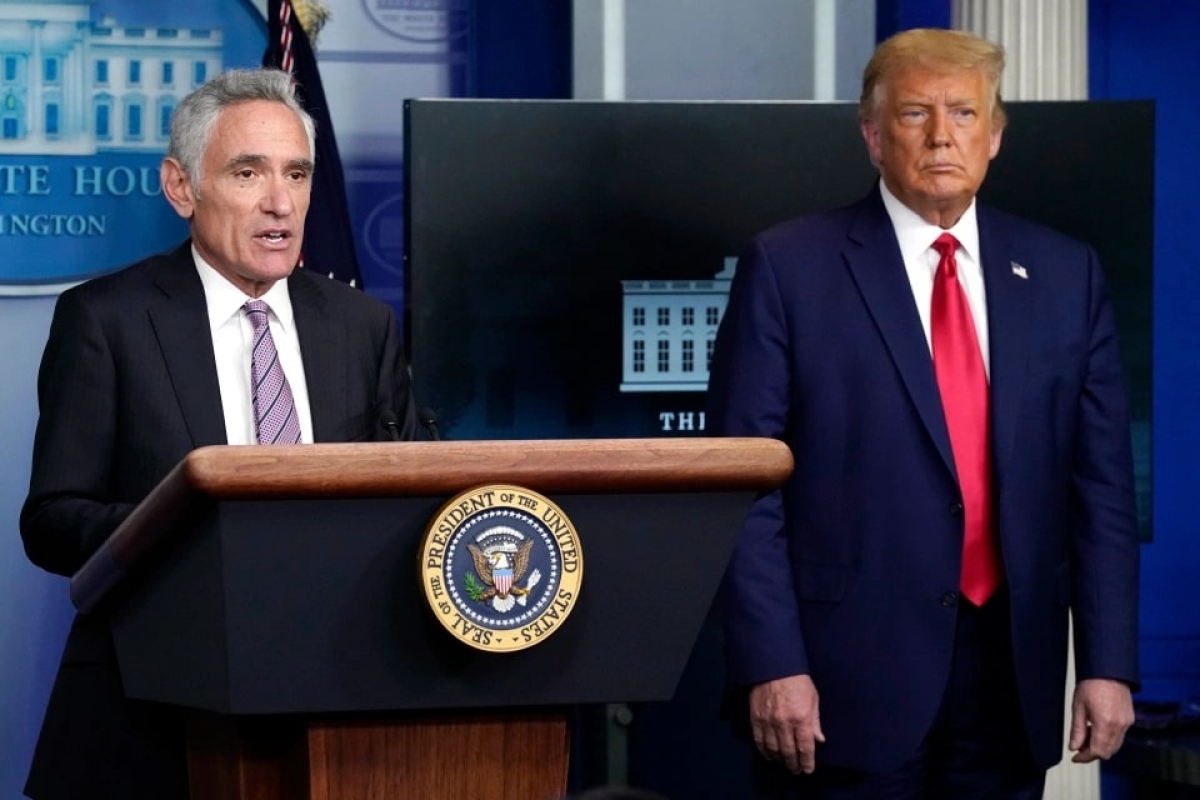 Tổng thống Trump và cố vấn Nhà Trắng Scott Atlas. Ảnh: AP 