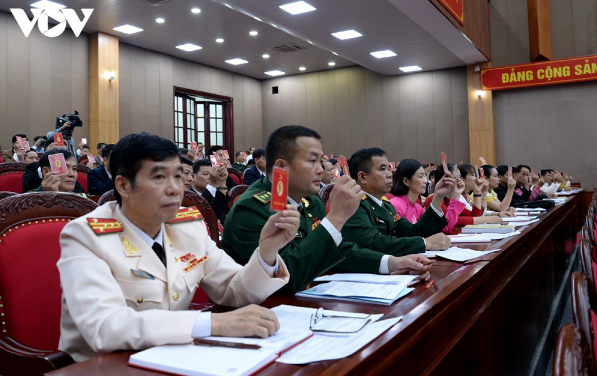 Về mục tiêu phát triển, Sơn La phấn đấu tốc độ tăng tổng sản phẩm trong 5 năm tới bình quân đạt 7,5%/năm; tổng vốn đầu tư toàn xã hội trong nhiệm kỳ 2020 -2025 đạt khoảng 120.000 tỷ đồng; thu nhập bình quân phấn đấu đạt 60 triệu đồng/người/năm. Đặc biệt, sẽ phấn đấu trở thành trung tâm sản xuất, chế biến nông sản của vùng Tây Bắc. Trong ảnh: Các đại biểu biểu quyết tại Đại hội./.
