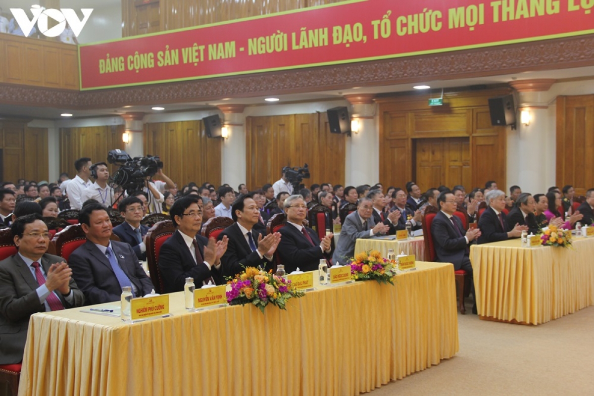 Thường trực Ban Bí thư Trần Quốc Vượng và các đại biểu dự Đại hội.