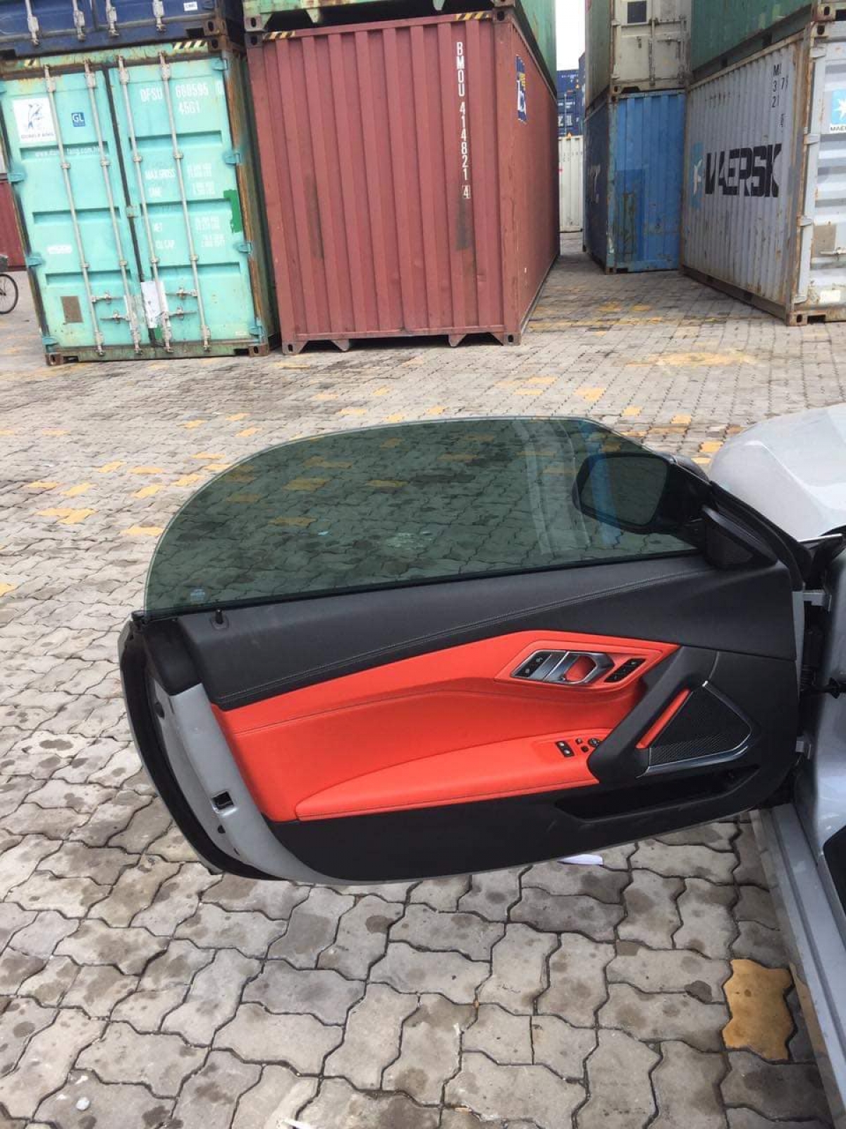Mui xe của BMW Z4 mới có thể đóng/mở trong chỉ 10 giây và có thể hoạt động ở tốc độ lên đến 50 km/h. Khoang hành lý phía sau của xe có dung tích ở mức 265 lít.