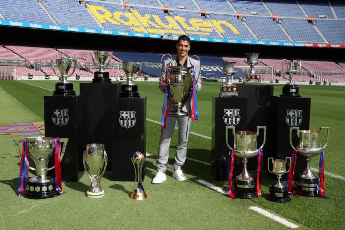 Tiền đạo người Uruguay đã cùng Barca giành 13 danh hiệu lớn nhỏ, trong đó có 4 chức vô địch La Liga và 1 chức vô địch Champions League.