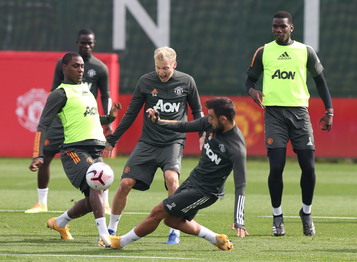 Trong trận đấu tập nội bộ của Quỷ đỏ, Van De Beek và Bruno Fernandes được bố trí đá cặp, đối đầu với đội của Paul Pogba.