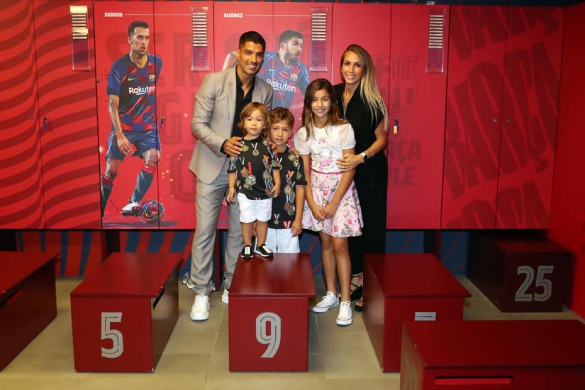 Gia đình Luis Suarez bên vị trí quen thuộc của tiền đạo này trong phòng thay đồ Barca.