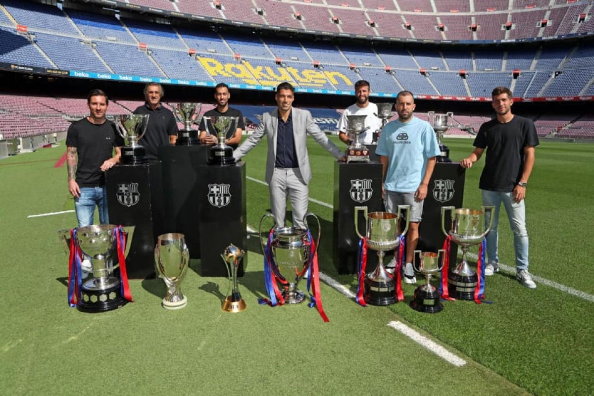 Luis Suarez chia tay Barca sau 6 năm gắn bó và sẽ chuyển tới Atletico Madrid.