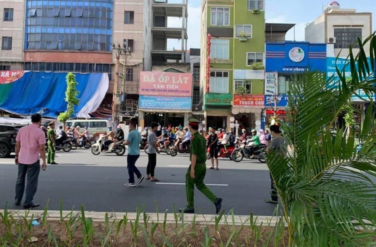 Lực lượng chức năng dẫn giải 4 thanh niên thực nghiệm lại hiện trường vụ việc.