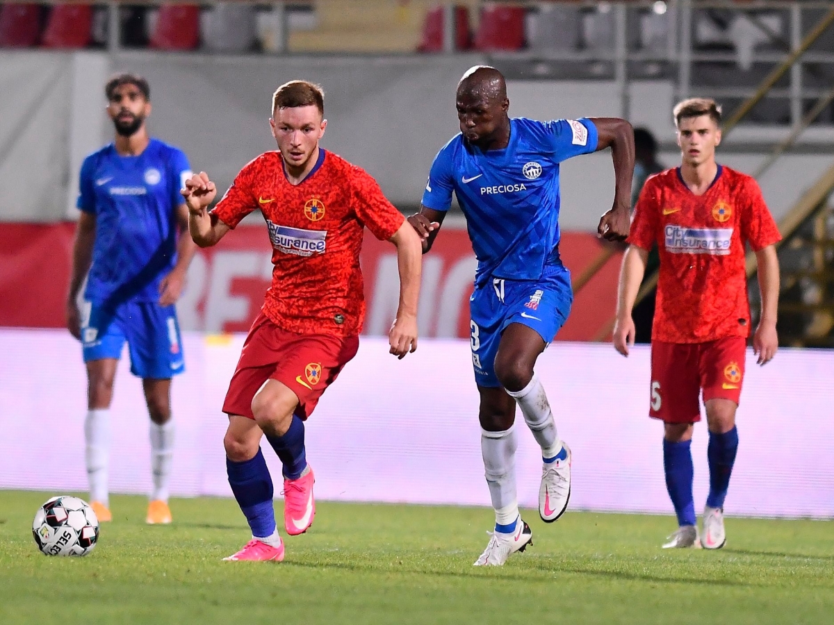 Filip Nguyễn cùng các đồng đội ở Slovan Liberec (áo xanh) chỉ còn cách việc dự vòng bảng Europa League đúng một trận đấu. (Ảnh: FCSB).