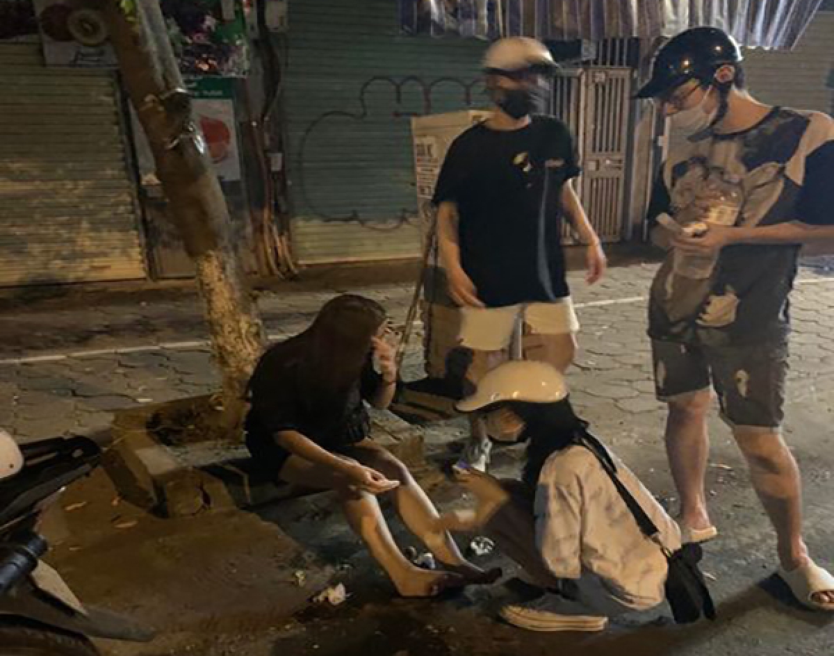 Nhiều người dân đã bị trượt ngã khi đi qua những vũng nước thải tại khu vực vòng xuyến, đoạn gầm cầu vượt Bưởi - Hoàng Quốc Việt, Hà Nội.