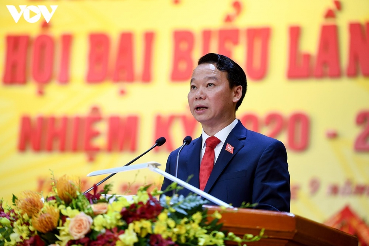 Phó Bí thư Tỉnh ủy, Chủ tịch UBND tỉnh Yên Bái Đỗ Đức Duy trình bày Dự thảo báo cáo chính trị tại Đại hội.