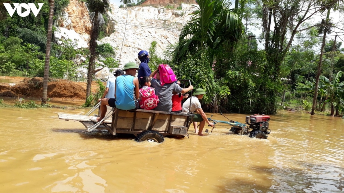 Khoảng hơn 300 học sinh ở xã Minh Tiến, huyện Lục Yên hôm nay (14/9) phải ngồi máy kéo để qua điểm ngập đến lớp và sau khi tan học để về nhà.