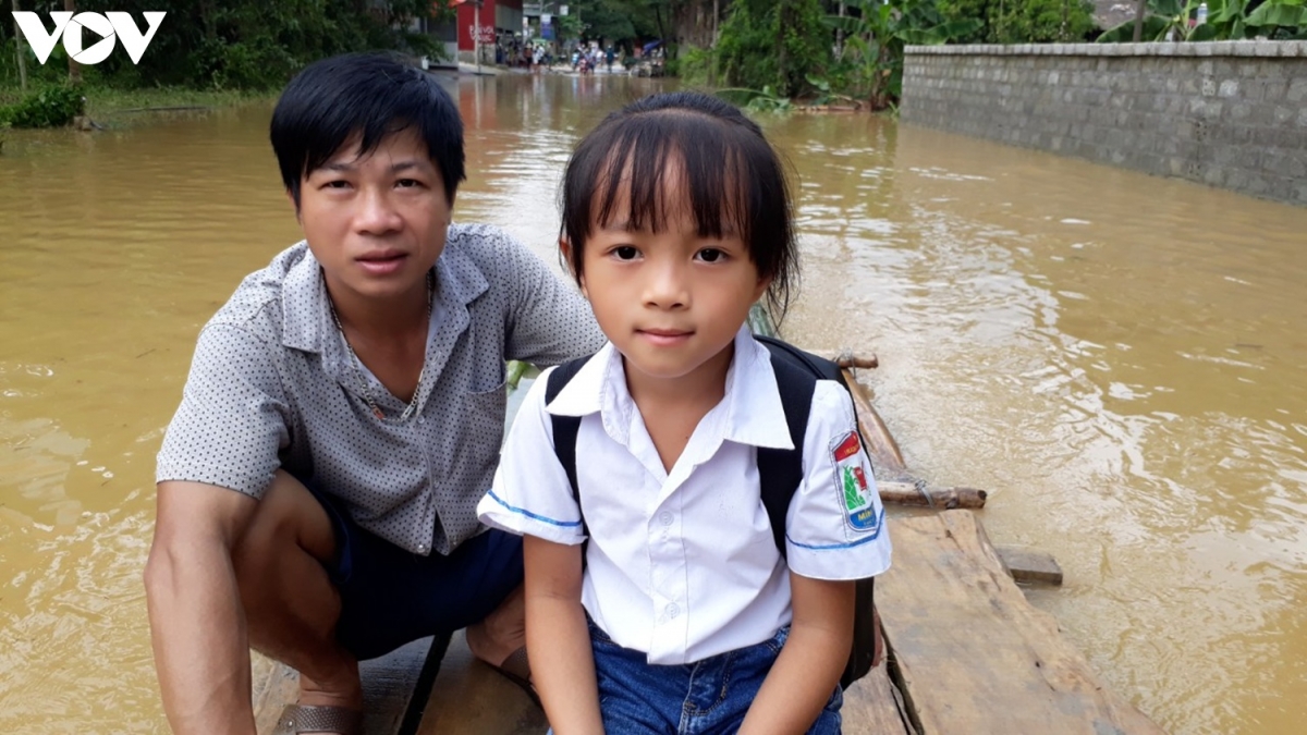 Học sinh được được phụ huynh dùng mảng đưa đến lớp.