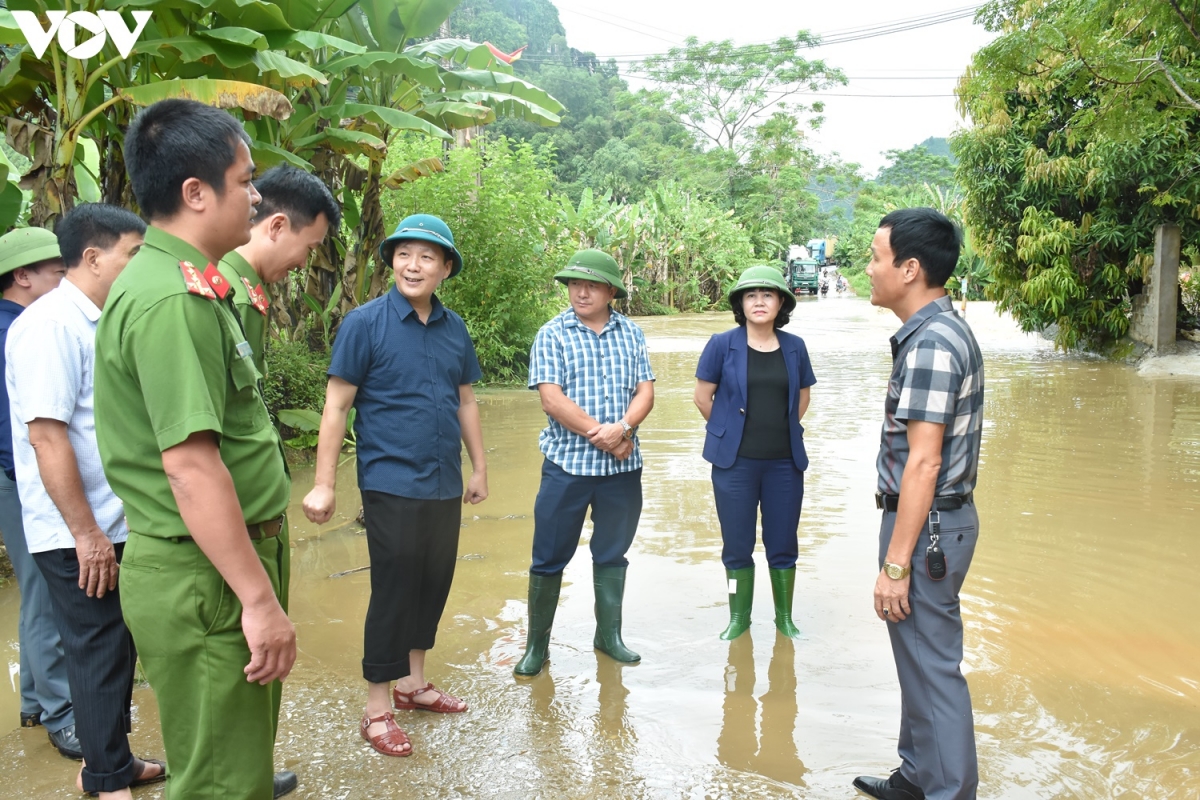 Tỉnh Yên Bái và huyện Lục Yên tổ chức các đoàn đến thăm hỏi và hỗ trợ nhân dân.