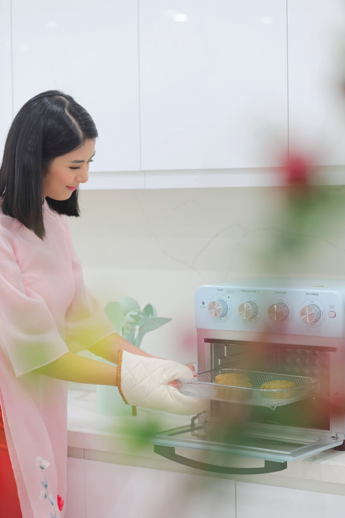 Đây cũng là cách để cô thầm cảm ơn ông bà, người đã dành cho cô cảm xúc đặc biệt với Tết Trung thu. Những chiếc bánh đầu tiên được cô mang đến biếu bà ngoại. Cả nhà ai cũng bất ngờ về tài nghệ nấu nướng ngày một lên tay của nàng hoa hậu.