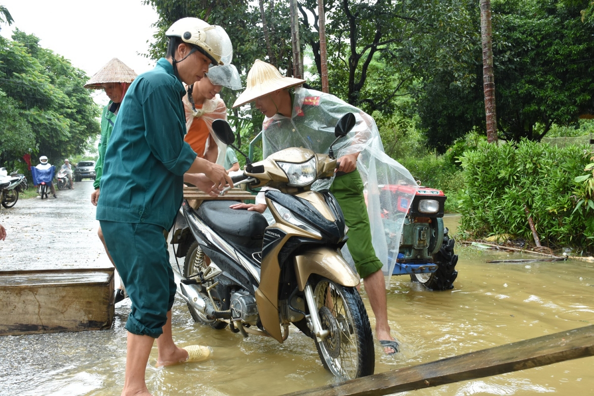 Di chuyển người và phương tiện./.