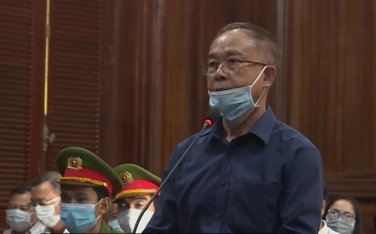 Bị cáo Nguyễn Thành Tài đứng trước bục trả lời thẩm vấn của HĐXX