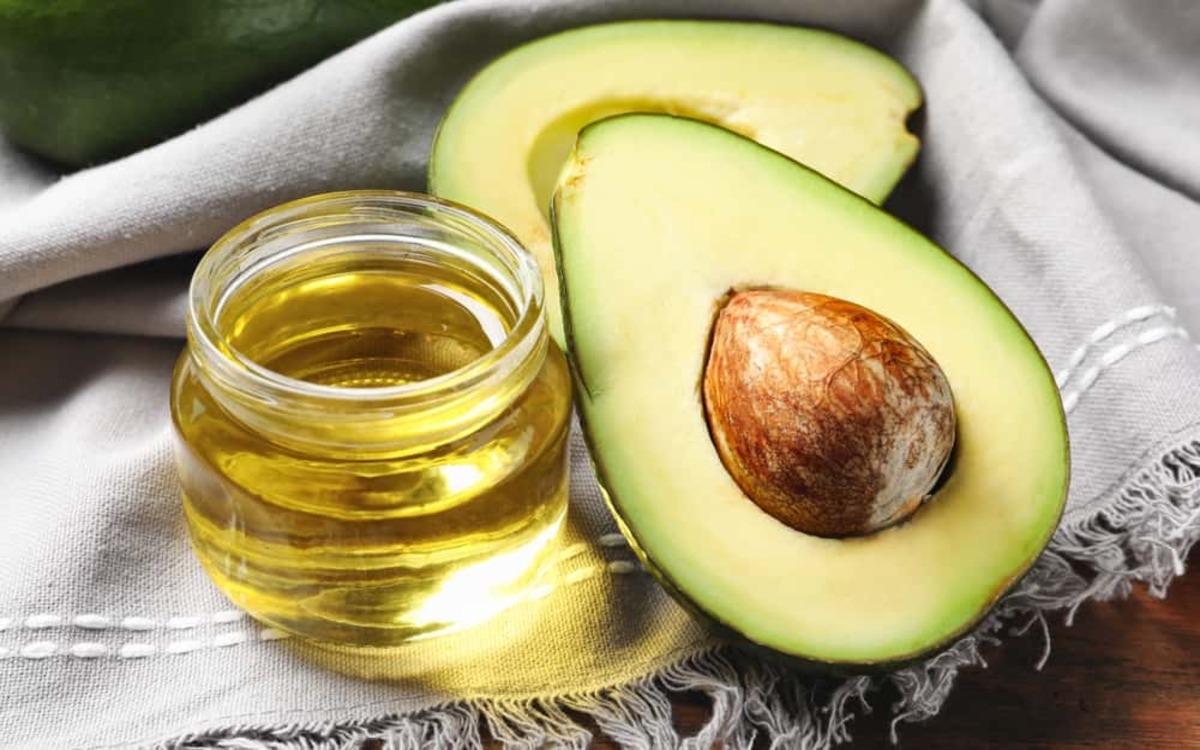 Dầu quả bơ: Bơ là thực phẩm giàu chất chống oxy hóa, axit béo, biotin cùng vitamin A, B, E giúp tóc chắc khỏe và ngăn ngừa vấn đề rụng tóc ở trẻ.