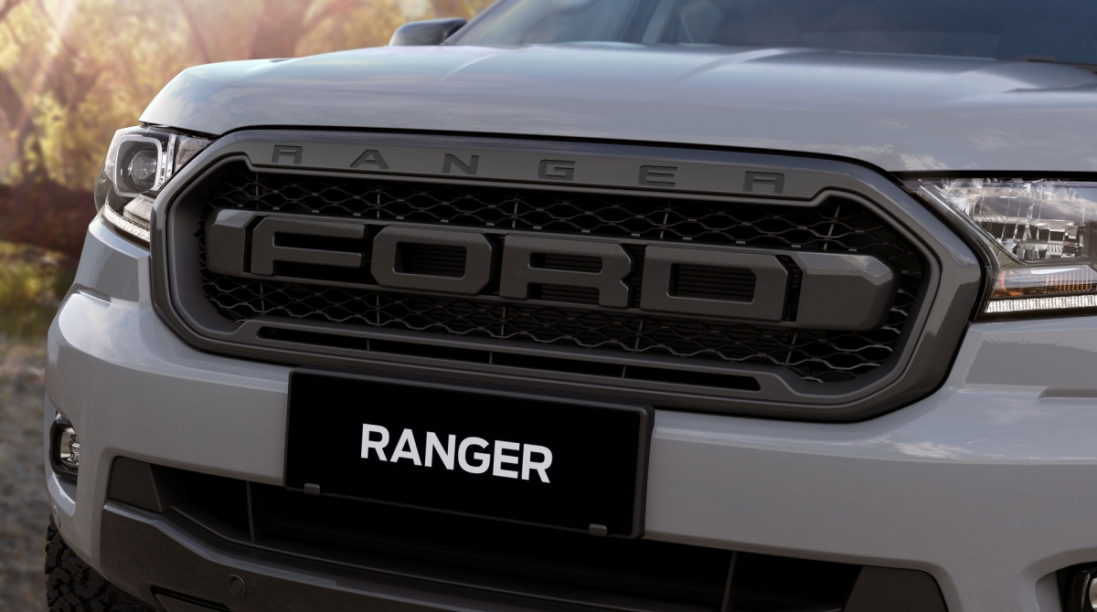 Ranger FX4 MAX sở hữu lưới tản nhiệt với logo Ford cỡ lớn, nhiều chi tiết được sơn màu xám đậm như nắp gương, tay nắm cửa, chắn bùn, tấm hãm tốc độ.