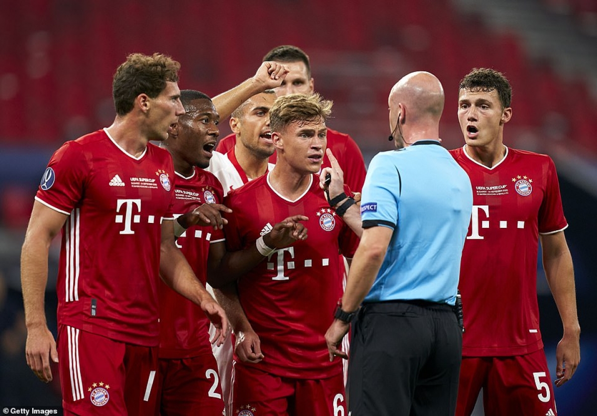 Bayern có khởi đầu không thuận lợi khi Alaba đốn ngã Rakitic trong vòng cấm, gây ra quả phạt đền ở phút 13.