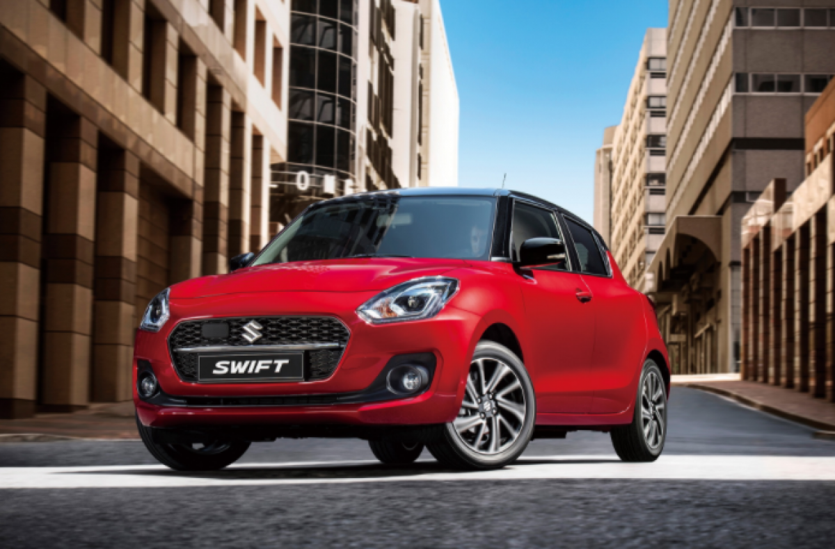 Ra mắt năm 2017, Suzuki Swift phiên bản châu Âu nay sẽ được nâng cấp đối với những mẫu xe sản xuất năm 2021. Không thay đổi nhiều về ngoại thất, nhưng mẫu xe hiện tại có được chỉnh sửa ở lưới tản nhiệt và đèn pha. Cùng với đó là đèn LED tiêu chuẩn, vốn trước đây chỉ dành cho các phiên bản SZ5.