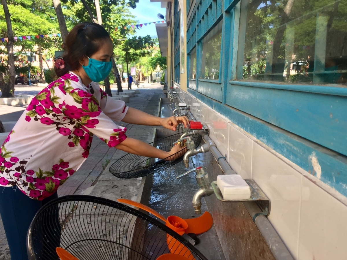 Các giáo viên được huy động lau dọn trường lớp đón học sinh vào tuần tới.