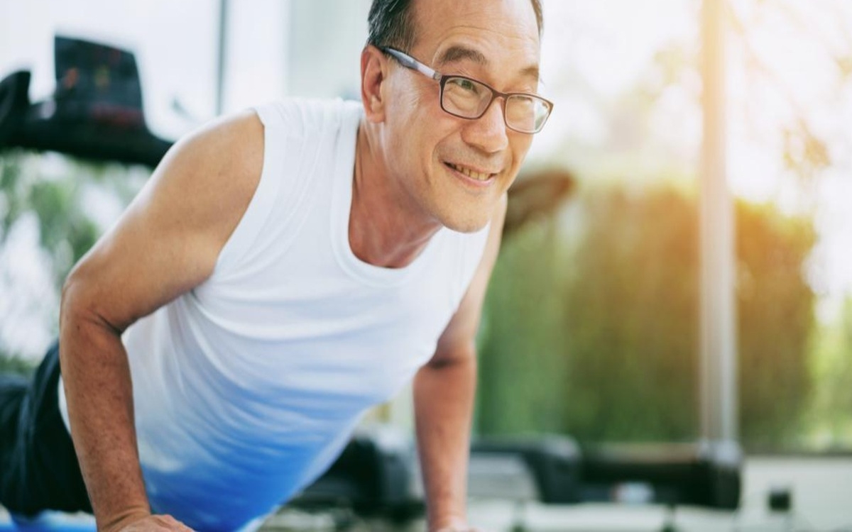 Căng cơ ngực là một trong những bài tập rất tốt khi thường xuyên ngồi cong lưng về phía trước giúp kéo giãn sâu các cơ ngực hiệu quả.